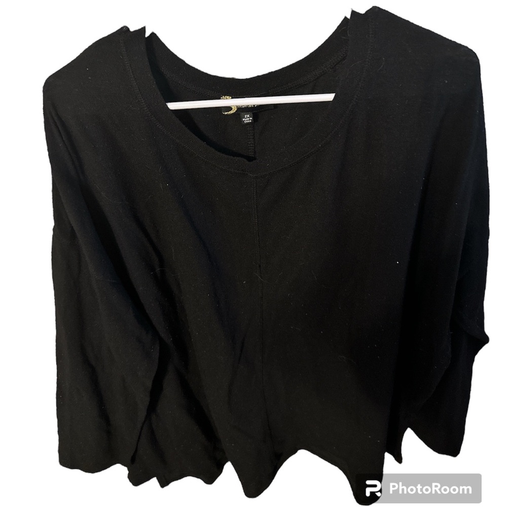 Serena Williams signature black sweater round v neck size two x 78% poly blend